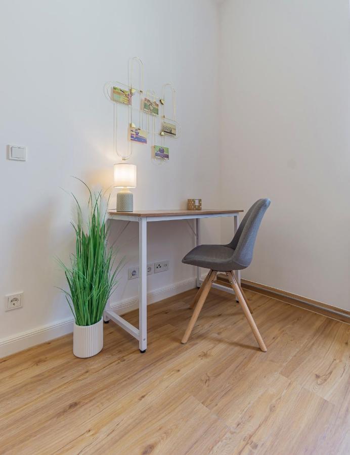 Modernes Apartment - Zentral, Ruhig, Wlan, Netflix, Kueche, Schreibtisch, Parkplatz, Waschtrockner Cottbus Ngoại thất bức ảnh